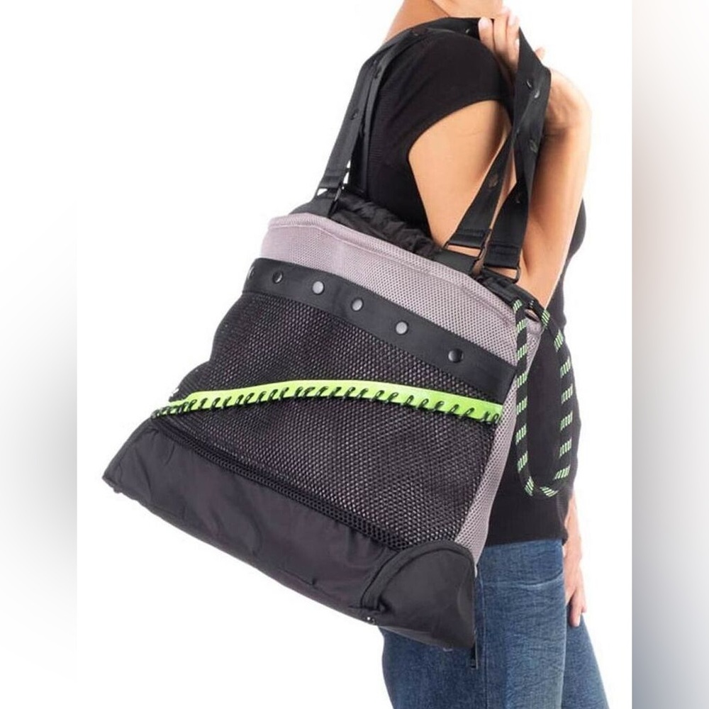 GO DASH DOT GREEN AND BLACK MESH GYM TRAVEL BAG